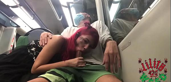  teen does blowjob in gifted in public on the trainadolecente faz boquete em dotado em publico no metro. Completo no VídeoRed